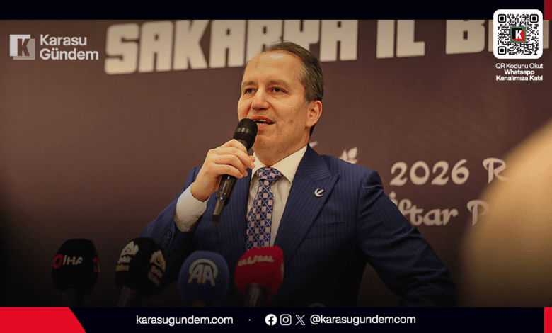 Yeniden Refah Partisi Karasu İlçe Başkanı Hakkı İskender ve teşkilat mensupları, Genel Başkan Fatih Erbakan'ın katıldığı Sakarya iftar programında bir arada.