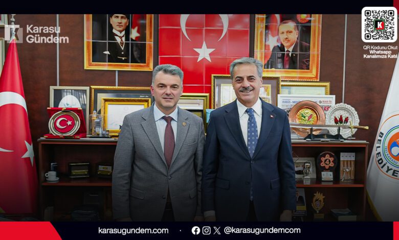 Sakarya Büyükşehir Belediye Başkanı Yusuf Alemdar'ın Karasu Belediye Başkanı İshak Sarı'yı makamında ziyaret ettiği an.